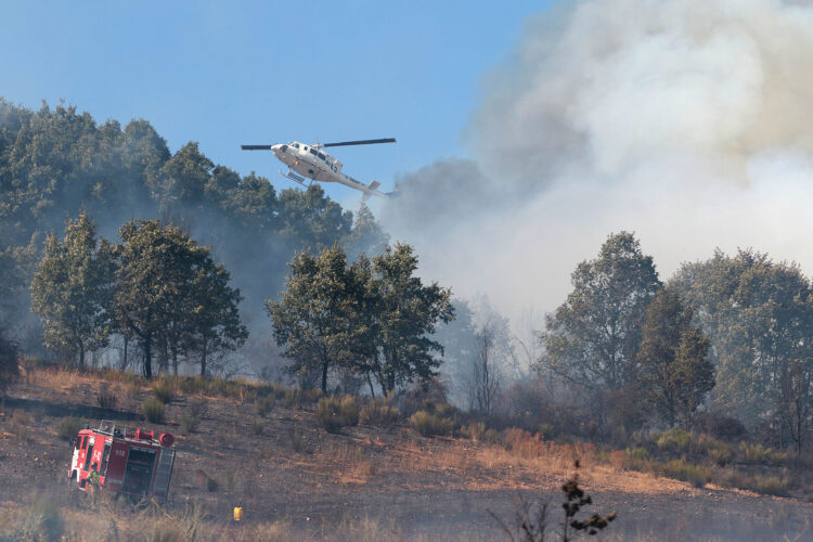 Se rebaja a nivel 1 el fuego que afecta a Villasinta de Torío (León) 1 Las causas del fuego se encuentran bajo investigación. / Peio García