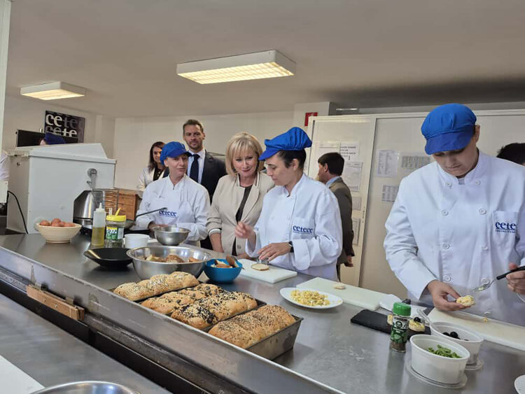 La Consejera de Industria visita un programa de formación y empleo en Palencia. / JCYL