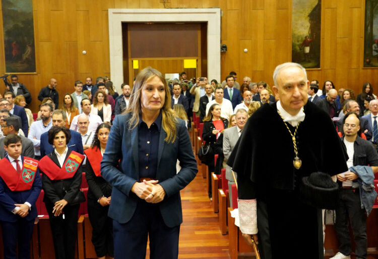 Las universidades de la Comunidad alcanzan la cifra récord de 100.000 alumnos 1 Rocío Lucas y el Rector de la UVA en el acto de apertura de curso. / Miriam Chacón