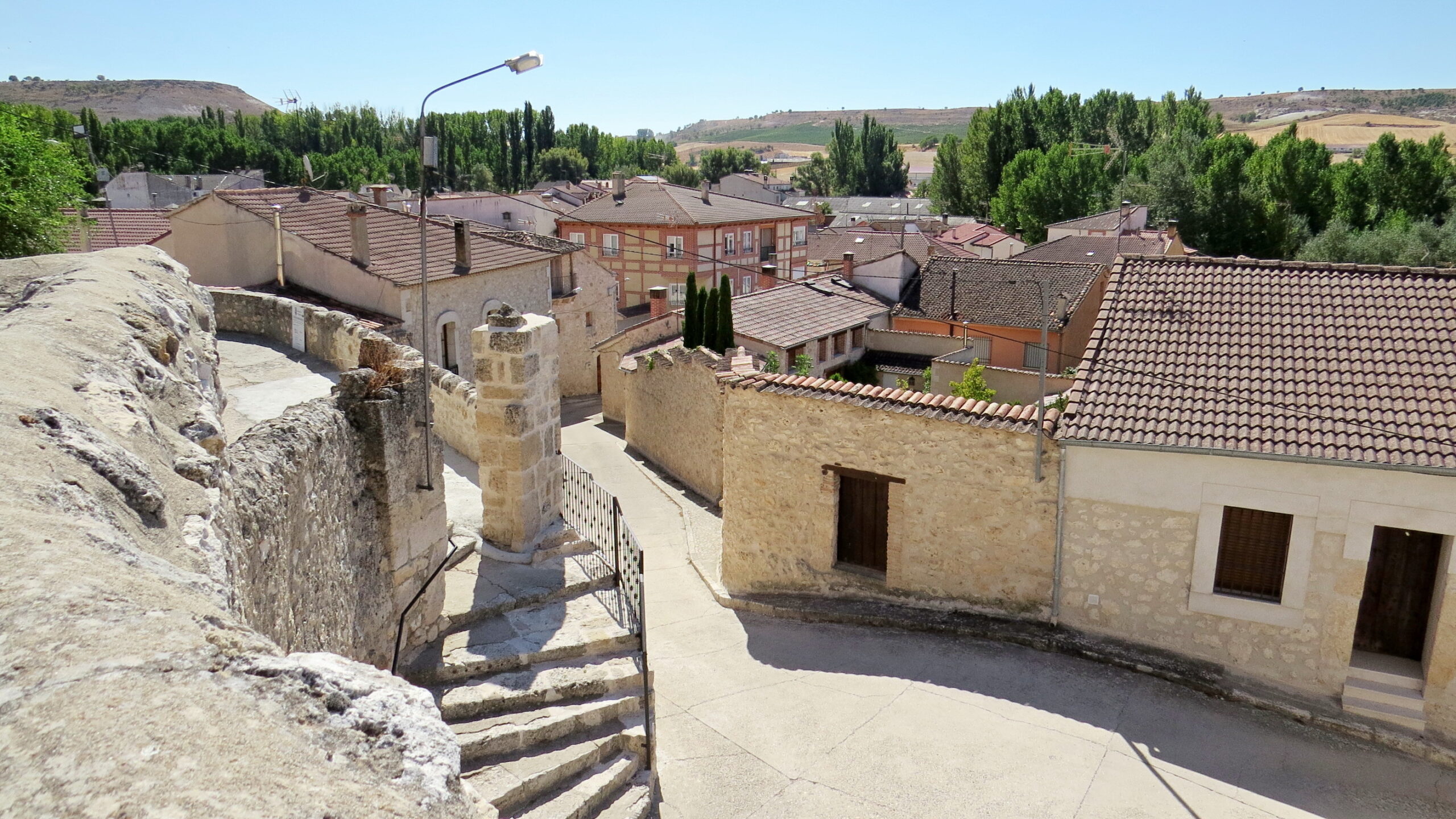 Provincia a través 2 Caserío de Sacramenia desde una de sus iglesias.