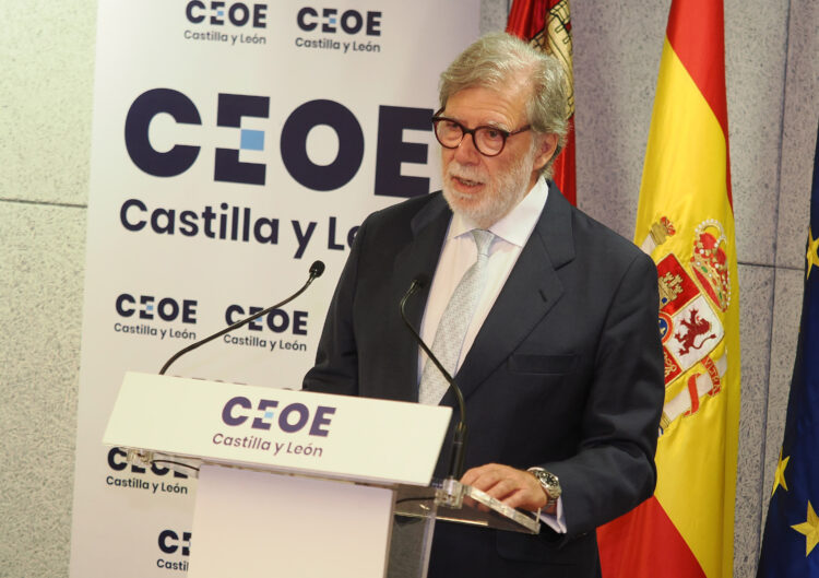 El Presidente de CEOE CyL pide un plan de inspección de bajas para reducir el absentismo 1 Santiago Aparicio es reelegido como presidente de CEOE en la Comunidad. / R. Valtero