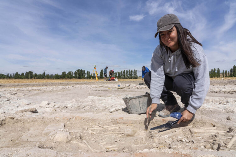 Sonia Díaz, codirectora de la excavación, desenterrando restos humanos. / Miriam Chacón