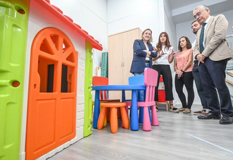 Más de 27.300 familias han pedido el bono de ayuda a la conciliación 1 Visita de la Vicepresidenta de la Junta al centro Mediacyl de Burgos. / Ricardo Ordóñez