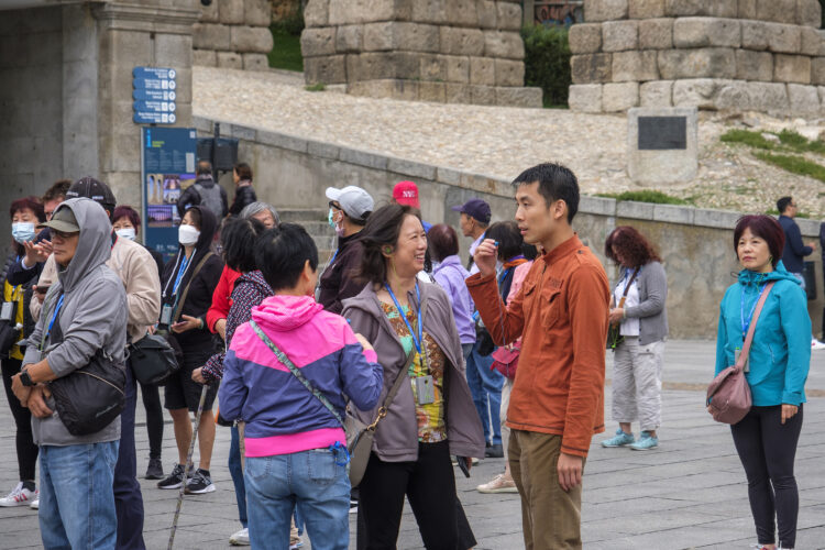 Las Ciudades Patrimonio refuerzan su estrategia de promoción internacional 1 Turistas asiáticos en el Acueducto./KAMARERO
