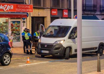 Policías locales, realizando un control de documentación. / E.A.