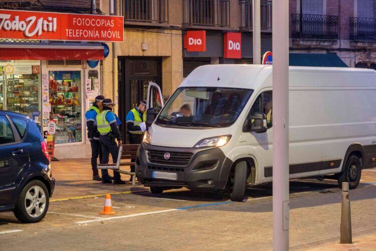 Policías locales, realizando un control de documentación. / E.A.
