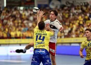 Javi Carrión, defendido por Dalmau Huix en un momento del encuentro./ ARCALLE