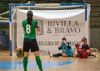 Sonia y Sara, en el suelo tras una clara ocasión del conjunto visitante que no se convirtió en gol./ HÉCTOR CRIADO