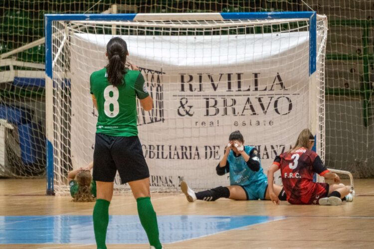 (0-3) El Segosala, apeado de la Copa de la Reina 1 Sonia y Sara, en el suelo tras una clara ocasión del conjunto visitante que no se convirtió en gol./ HÉCTOR CRIADO