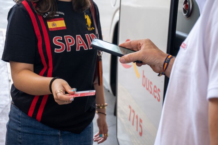 La gratuidad de Buscyl se extiende a 58 rutas más en la provincia 1 Una joven sube al autobús con su tarjeta Buscyl/HÉCTOR CRIADO