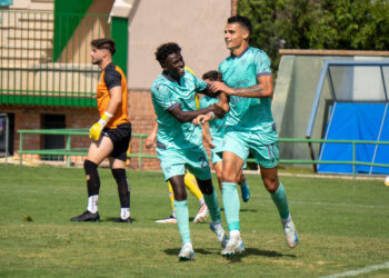 Álex Castro celebra un gol en el amistoso entre Segoviana y Navalcarnero disputado en La Albuera./HÉCTOR CRIADO