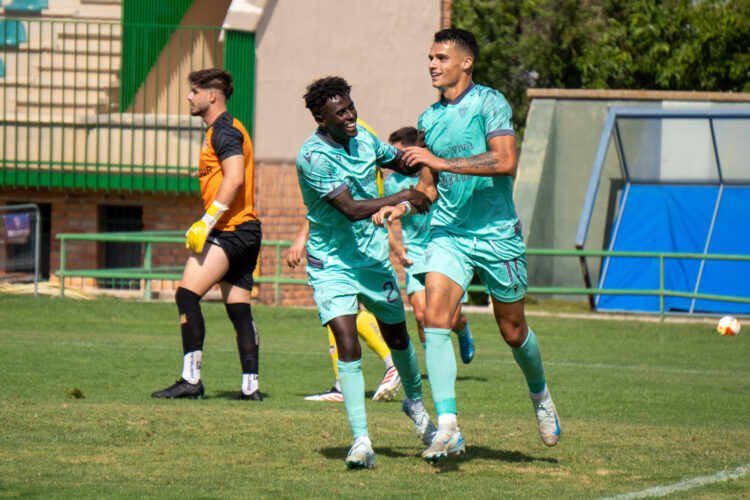 Álex Castro celebra un gol en el amistoso entre Segoviana y Navalcarnero disputado en La Albuera./HÉCTOR CRIADO