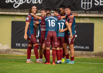 Los jugadores de la Segoviana celebran un gol en su encuentro frente a la UD Sámano celebrado en el campo municipal de La Albuera./HÉCTOR CRIADO