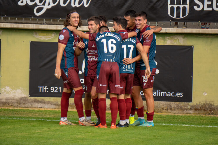 Los jugadores de la Segoviana celebran un gol en su encuentro frente a la UD Sámano celebrado en el campo municipal de La Albuera./HÉCTOR CRIADO