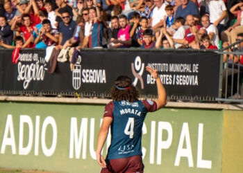 Morata celebra con La Albuera su gol frente a la UD Sámano./HÉCTOR CRIADO