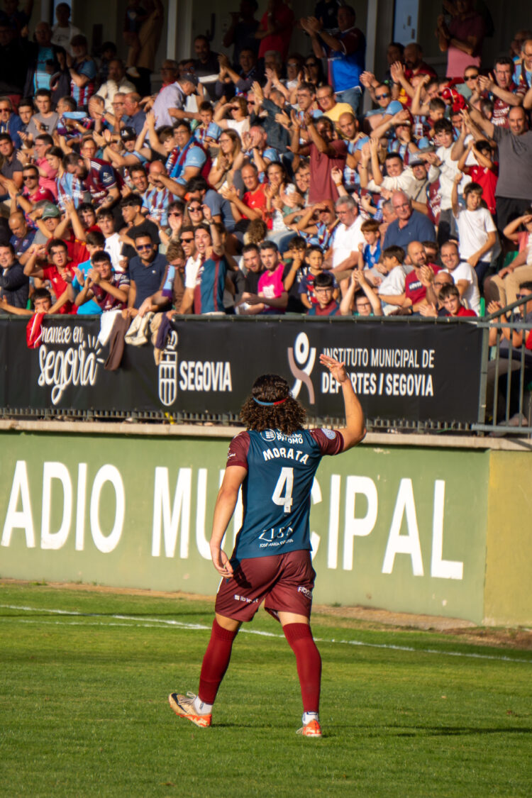 Morata celebra con La Albuera su gol frente a la UD Sámano./HÉCTOR CRIADO