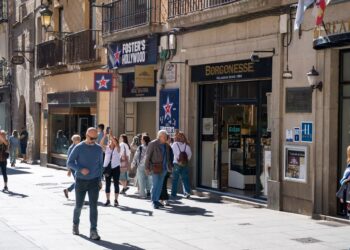 Comercios en la Plaza de Juan Bravo de Segovia. /HÉCTOR CRIADO