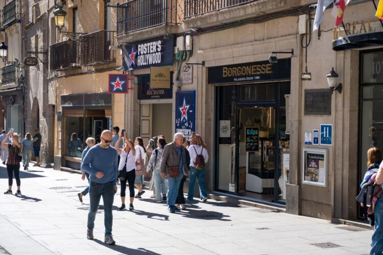 Comercios en la Plaza de Juan Bravo de Segovia. /HÉCTOR CRIADO