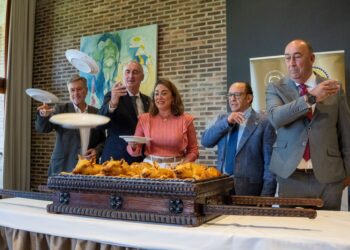 Las personalidades asistentes partieron el cochinillo a la manera tradicional. /HÉCTOR CRIADO