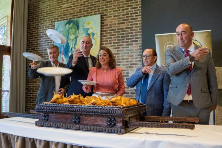 Las personalidades asistentes partieron el cochinillo a la manera tradicional. /HÉCTOR CRIADO