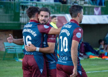 Los jugadores de la Segoviana celebran el gol de Samu Manchón frente a la SD Sarriana./HÉCTOR CRIADO