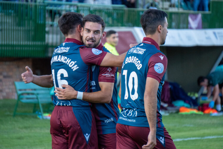 Los jugadores de la Segoviana celebran el gol de Samu Manchón frente a la SD Sarriana./HÉCTOR CRIADO