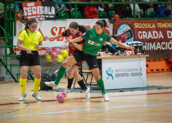 Un instante del duelo entre Segosala y Les Corts./HÉCTOR CRIADO