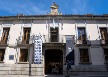 Acceso principal al nuevo campus en el palacio de los Condes de Mansilla/HÉCTOR CRIADO