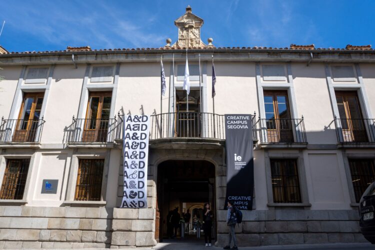 Un edificio con más de 800 años de historia para educar a los arquitectos del futuro 1 Acceso principal al nuevo campus en el palacio de los Condes de Mansilla/HÉCTOR CRIADO