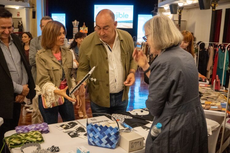 La moda ecológica vuelve con una nueva edición de Sos-Tejible al Juan Bravo 1 De Vicente y Rodríguez en su visita al evento. /HÉCTOR CRIADO