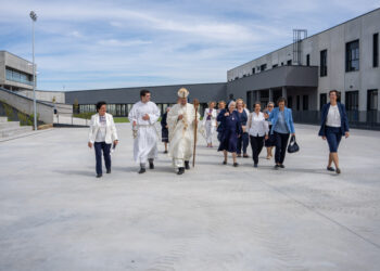 El obispo de Segovia, Jesús Vidal Chamorro, bendijo el nuevo colegio de las Hermanas Concepcionistas en El Sotillo./ HÉCTOR CRIADO