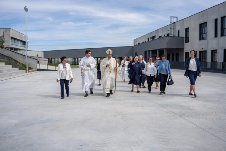 El obispo de Segovia, Jesús Vidal Chamorro, bendijo el nuevo colegio de las Hermanas Concepcionistas en El Sotillo./ HÉCTOR CRIADO