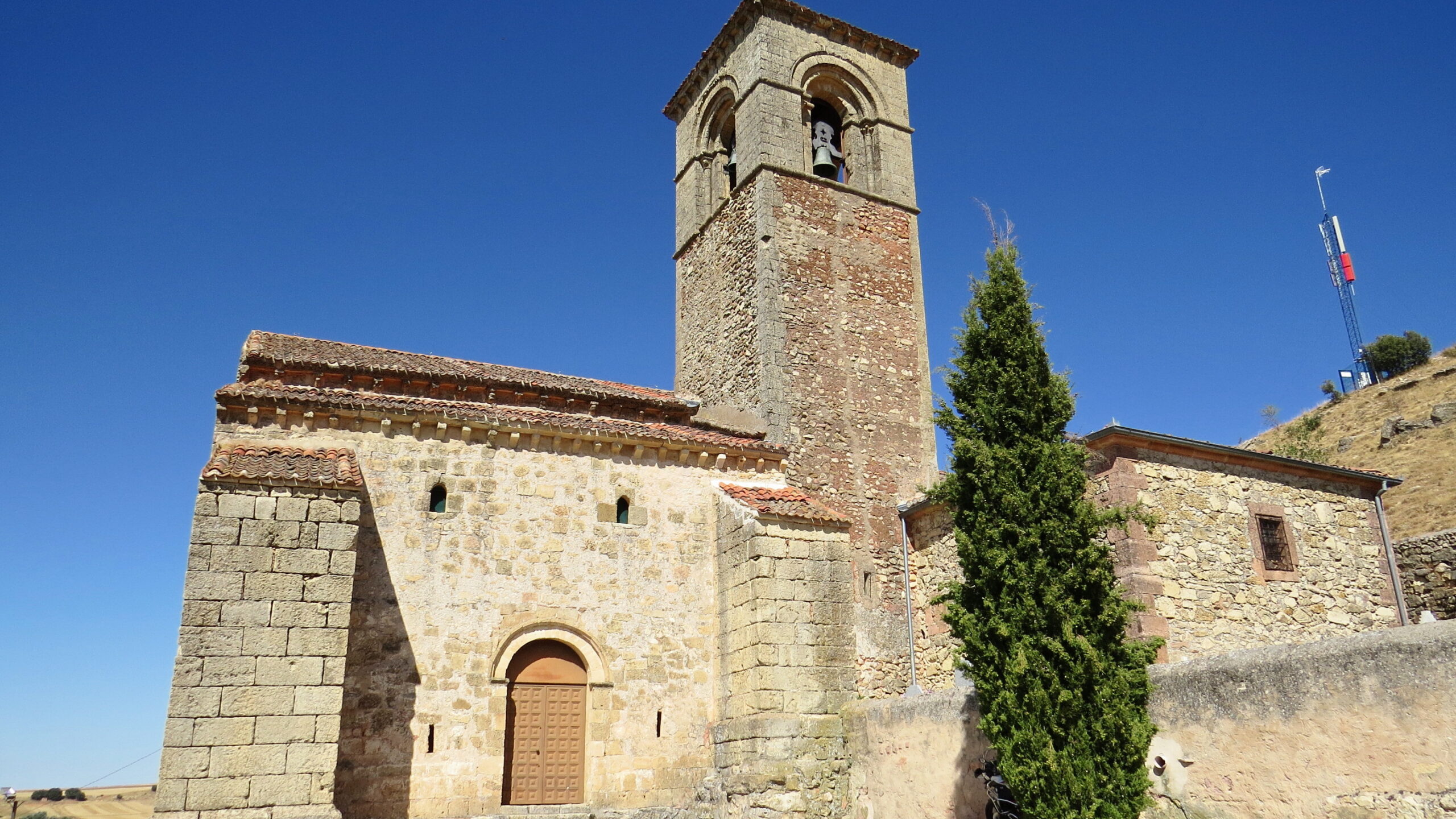Provincia a través 3 A la torre de la iglesia de Caballar le salen competidores.