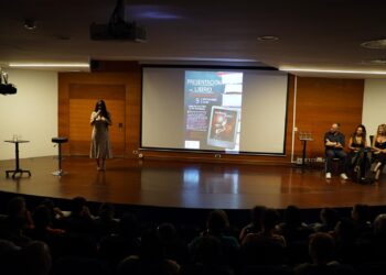 Un momento de la presentación del libro ‘El color de los sueños’ que se llevó a cabo en la Casa de la Cultura de Olite./ E.A.