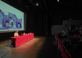 Ponencia inaugural en la sala Julio Michel./AYUNTAMIENTO DE SEGOVIA