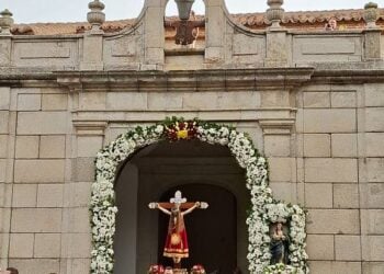 El Cristo del Caloco a la puerta de la ermita. /AYUNTAMIENTO DE EL ESPINAR