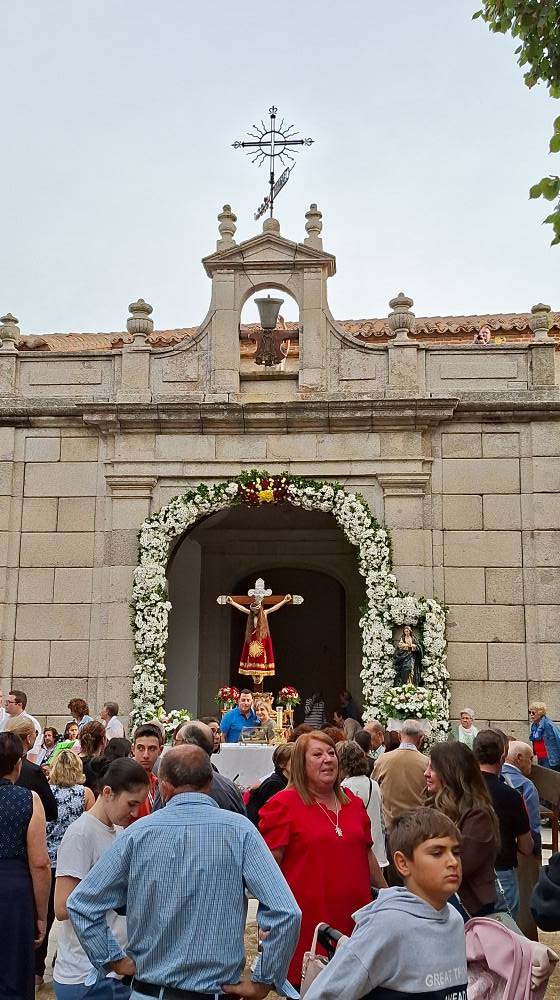 El Cristo del Caloco a la puerta de la ermita. /AYUNTAMIENTO DE EL ESPINAR