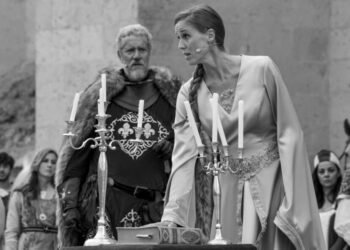 La actriz María Castro interprentado a Isabel I, durante los actos del 550 aniversario de la proclamación, en Segovia. / . Miguel Ángel Fernández