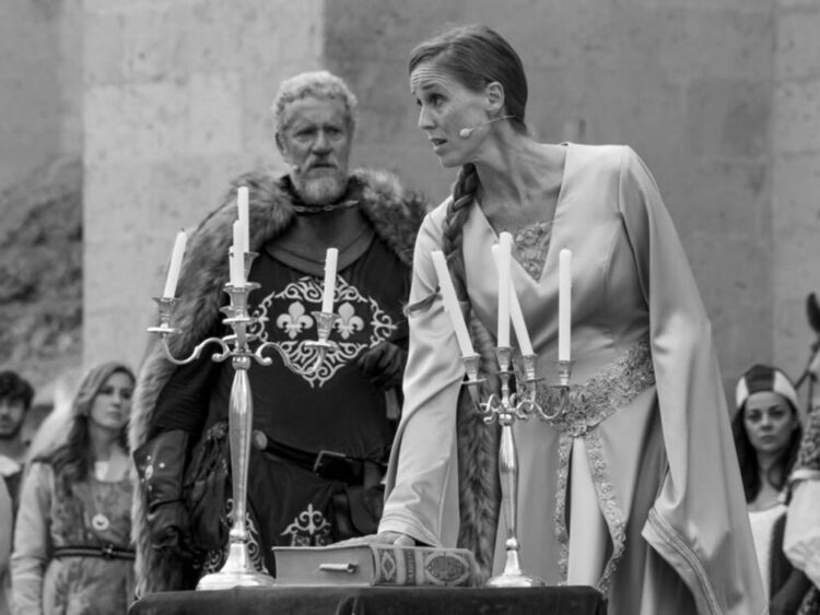 La actriz María Castro interprentado a Isabel I, durante los actos del 550 aniversario de la proclamación, en Segovia. / . Miguel Ángel Fernández