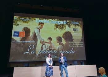 Agustín Gª Matilla y Begoña Sánchez se dirigen a los estudiantes. / UVa