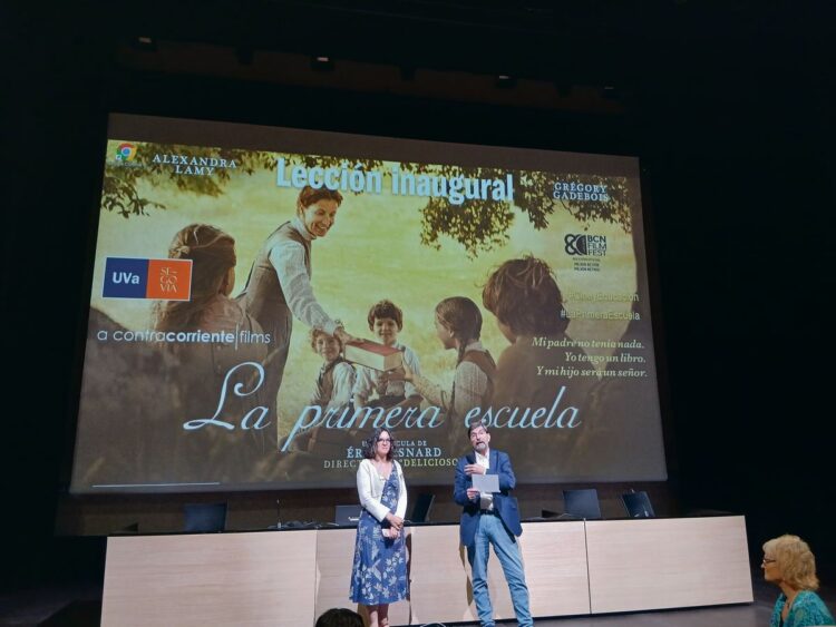 Agustín Gª Matilla y Begoña Sánchez se dirigen a los estudiantes. / UVa