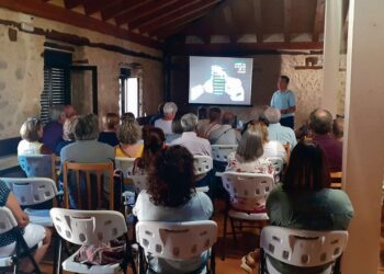 Presentación en el Valle de Tabaldillo con sillas de diferentes tipos. / Alfonso Gutiérrez