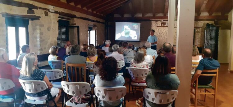 Presentación en el Valle de Tabaldillo con sillas de diferentes tipos. / Alfonso Gutiérrez