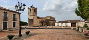 Muñoveros y sus amplios campos arcillosos 5 La renovada plaza en el entorno de la Iglesia de San Andrés en Arahuetes.