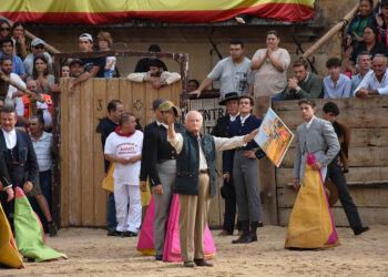 Homenaje a Andrés Hernando en Pedraza, con la entrega de un lienzo de Lope Tablada. / ALEJANDRO MARTÍN