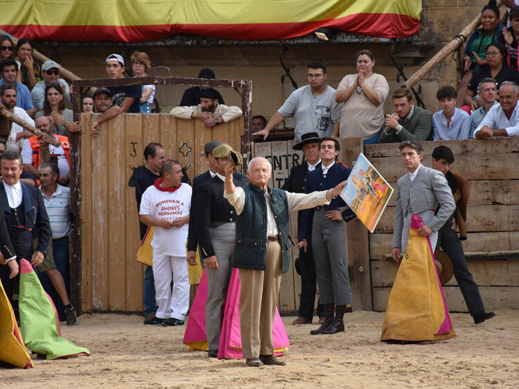 Andrés Hernando, un homenaje ganado a pulso en el ruedo 1 Homenaje a Andrés Hernando en Pedraza, con la entrega de un lienzo de Lope Tablada. / ALEJANDRO MARTÍN