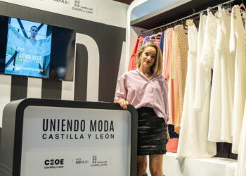 La segoviana Mónica Fuentetaja, regente de Bordados Azahar. / FES