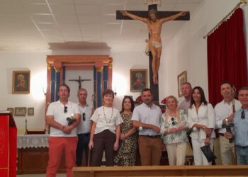 Los mayordomos de la cofradía junto con el nuevo párroco, Ándres Aguirre / LOURDES MATARRANZ