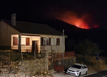 Las llamas del incendio vistas desde Riofrío de Riaza./ E. A.