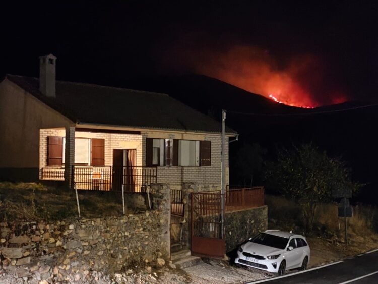 Las llamas del incendio vistas desde Riofrío de Riaza./ E. A.